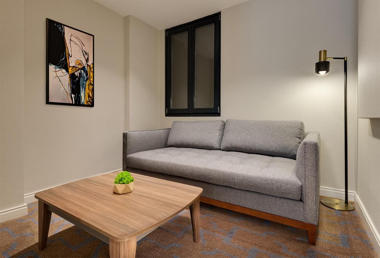 Gleam Collection Hotel Istanbul Ngoại thất bức ảnh A living room with a sofa